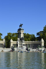 Monumento a Alfonso XII e grande lago no parque del retiro em Madrid na Espanha
