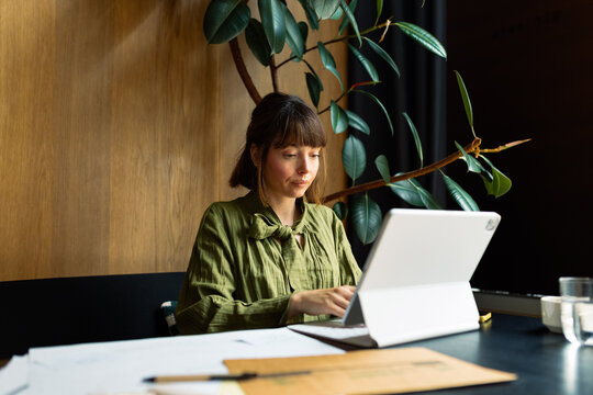 Office work in café