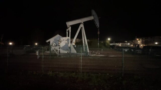 Erd&ouml;l pumpe bei nacht. Erdgas. &Ouml;lf&ouml;rderung in Deutschland 