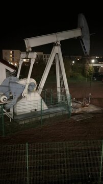 Erd&ouml;l pumpe bei nacht. Erdgas. &Ouml;lf&ouml;rderung in Deutschland 