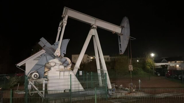 Erd&ouml;l pumpe bei nacht. Erdgas. &Ouml;lf&ouml;rderung in Deutschland 