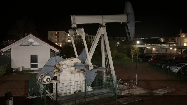Erd&ouml;l pumpe bei nacht. Erdgas. &Ouml;lf&ouml;rderung in Deutschland 