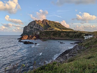 Vue sur le cratère du Seongsan Ilchulbong sur l'île de Jeju, Corée du Sud - l'île de Jeju est l'une des sept nouvelles merveilles de la nature © Ode