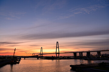 Obraz premium 朝日に染まる名港トリトン