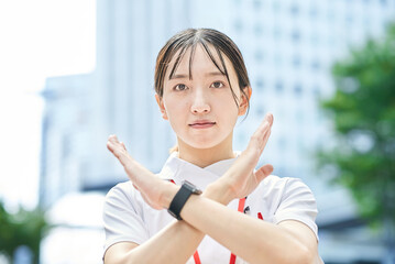 拒絶のポーズをする若い看護師