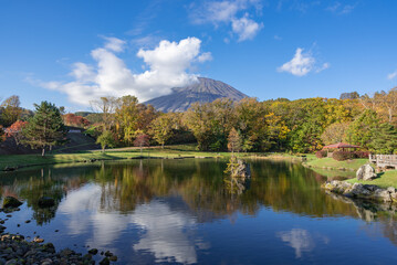 Fototapeta premium 秋の吹き出し公園の池と羊蹄山