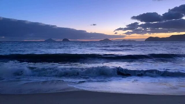 Time-lapse fim de tarde no mar. O c&eacute;u com belas forma&ccedil;&otilde;es de nuvens e mar azul. Ao fundo, quatro ilhas bem famosas do litoral norte: Ilha Mont&atilde;o de Trigo, Ilha dos Gatos, Ilha das Couves e As Ilhas.
