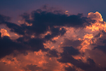 Obraz premium Dramatic sunrise and sundown sky background with gentle colorful clouds.