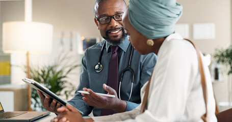 Obraz premium Tablet, checkup and black woman with doctor in clinic for medical diagnosis or wellness advice. Discussion, digital technology and female patient with healthcare worker for consultation in hospital.