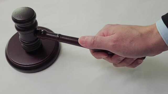 법원에서 판결을 선고할 때 두드리는 판사봉