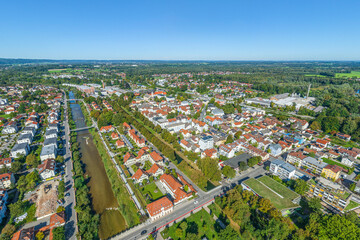 Obraz premium Die Stadt Kolbermoor bei Rosenheim im oberbayerischen Chiemgau aus der Luft