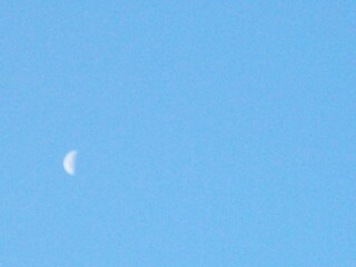 Cielo azul con luna