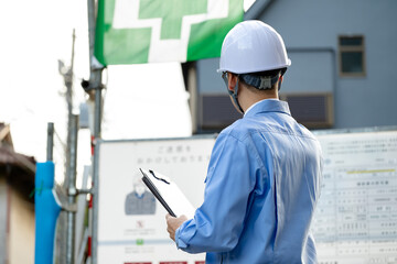 男性作業員　工事現場　現場監督