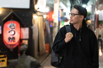 街中を歩く男性