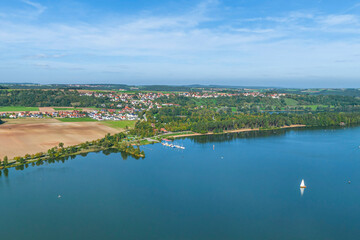 Herbstliche Stimmung am Kleinen Brombachsee rund um das Seezentrum Langlau