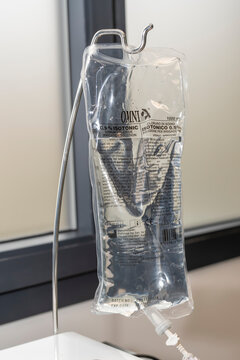 poche de sodium chlorique pour diffusion intraveineuse pendant une op&eacute;ration dans un h&ocirc;pital, goute &agrave; goute