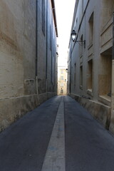 Obraz premium Rue étroite dans la vieille ville de Montpellier