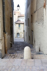 Obraz premium Rue étroite dans la vieille ville de Montpellier