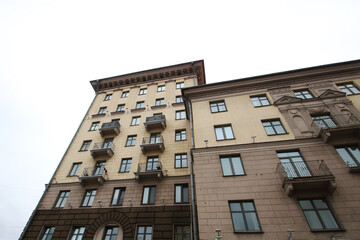 Obraz premium As I gaze upwards at a tall building adorned with numerous windows