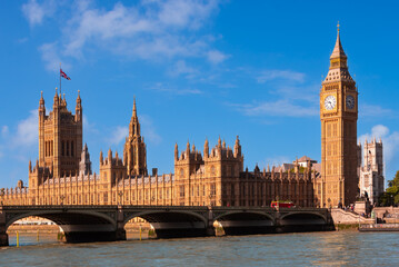 Fototapeta premium Houses of parliament and Big Ben in London, England. Famous landmark and tourist attraction