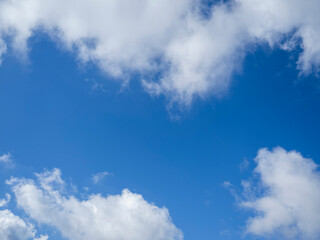 Obraz premium 夏の空。夏雲。積乱雲。青空。鮮やかな青空。もくもくとした雲。