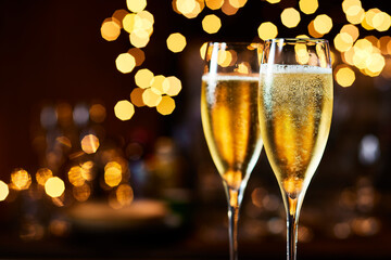 シャンパングラスで祝う華やかな乾杯シーン