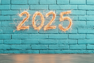 Obraz premium 2025 Sparkler Light Writing Against Vibrant Blue Brick Wall for New Year Celebration