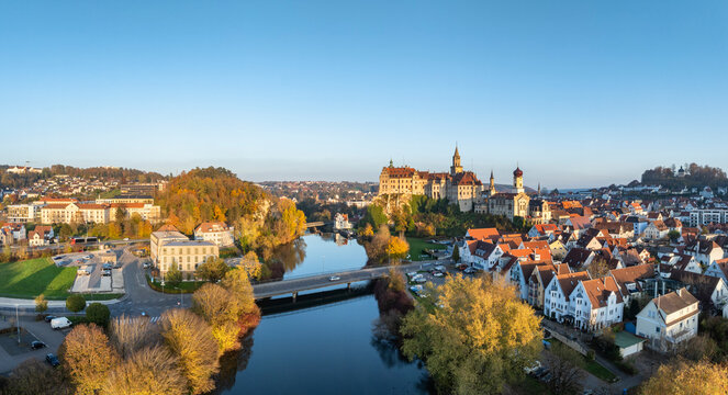 Luftbild von der Stadt Sigmaringen mit dem Schloss Sigmaringen &uuml;ber der Donau