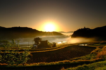 古民家に注ぐ朝日
