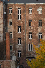 Zabytkowa kamienica na Warszawskiej pradze zdjęcie z drona. Komin z cegły na tle warszawskiej kamienicy przy Ulicy 11 listopada na Warszawskiej Pradze © smoku7979