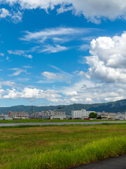 夏の青空が広がる八尾空港と八尾駐屯地の風景