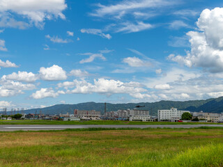 夏の青空が広がる八尾空港と八尾駐屯地の風景