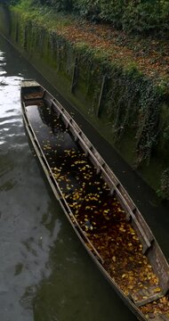 Mit Wasser vollgelaufene Holzboot, traditionelle Zille, M&uuml;ndung der Blau in die Donau, Ulm, Baden-W&uuml;rttemberg, Deutschland