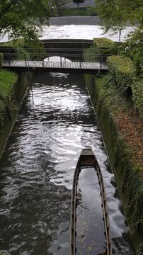 Mit Wasser vollgelaufene Holzboot, traditionelle Zille, M&uuml;ndung der Blau in die Donau, Ulm, Baden-W&uuml;rttemberg, Deutschland