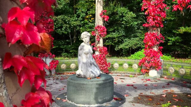 Monopteros mit herbstlich rot gef&auml;rbten Weinbl&auml;ttern im Schlosspark H&ouml;henried, Bernried, Bayern, Deutschland