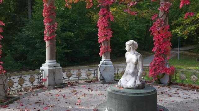 Monopteros mit herbstlich rot gef&auml;rbten Weinbl&auml;ttern im Schlosspark H&ouml;henried, Bernried, Bayern, Deutschland