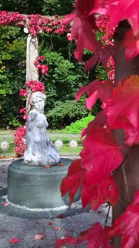 Monopteros mit herbstlich rot gef&auml;rbten Weinbl&auml;ttern im Schlosspark H&ouml;henried, Bernried, Bayern, Deutschland