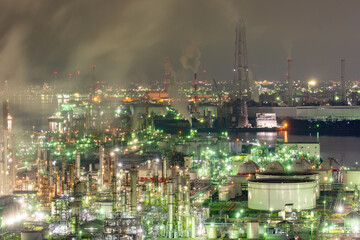 煙と光に包まれる工場夜景、四日市のコンビナートが美しい