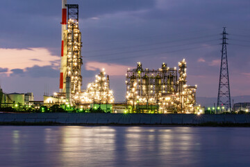 Obraz premium 煙と光に包まれる工場夜景、四日市のコンビナートが美しい