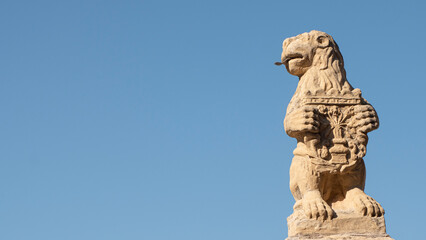 Obraz premium Stone lion sculpture with heraldic shield in the city of Segovia (Spain)