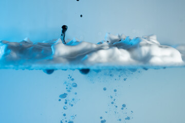 schaum farbe tropfen wasser blau