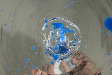 farbe tropfen wasser blau perspektove von unten froschperspektive
