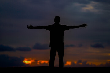 Fototapeta premium silhouette boy on sunset