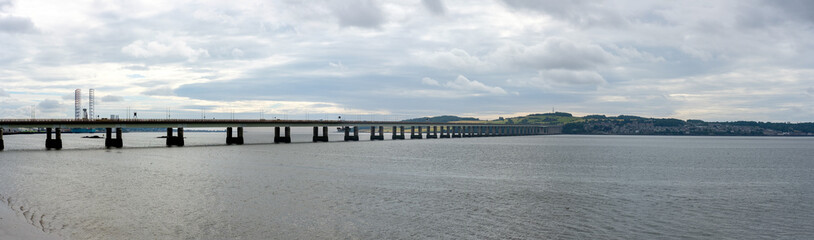 Obraz premium Dundee Scotland: 4th Aug 2024: Tay Road Bridge panorama on a cloudy moody day