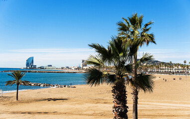 Blick vom Olympiahafen auf den Stadtstrand von Barcelona