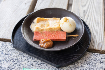 滋賀名物「赤こんにゃく」のおでん