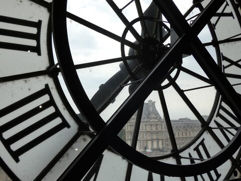 orologio con vista su parigi