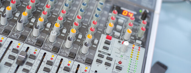 Panorama view professional grade audio bus mixer with preset knob for reverb, chorus, fl anger,...