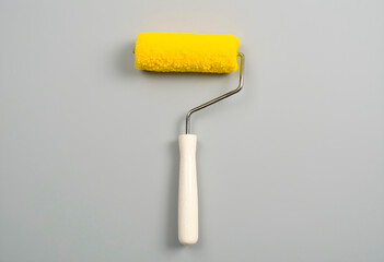Obraz premium Dirty paint brush isolated on white background