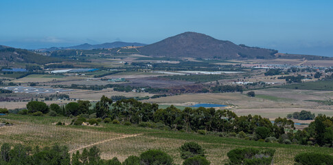 Weinanbaugebiet bei der Industrie klein Stadt Paarl